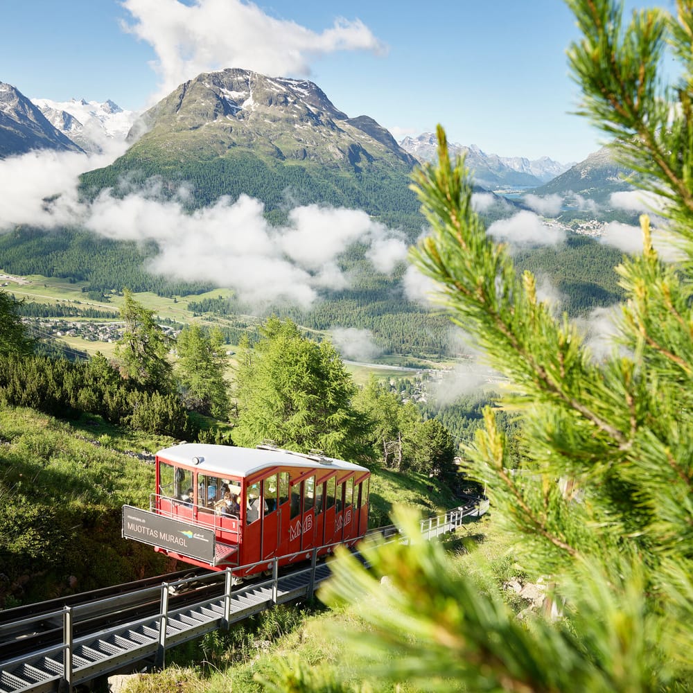 Muottas Muragl Bahn im Sommer