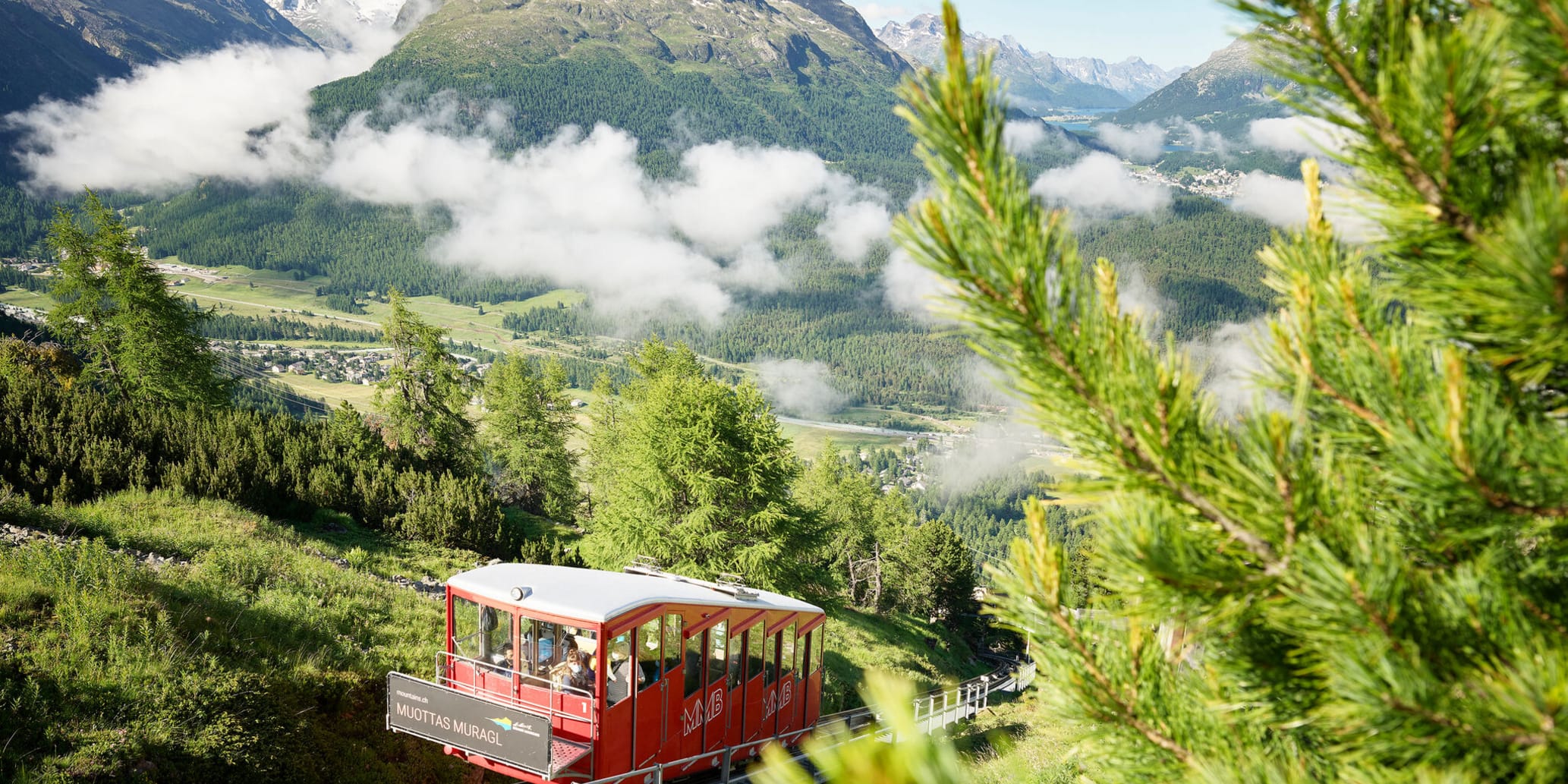 Muottas Muragl Bahn im Frühling